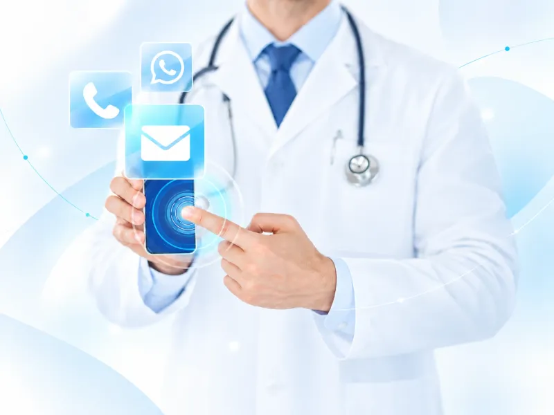 Telefon, WhatsApp ve e-posta simgeleriyle akıllı telefon tutan doktor